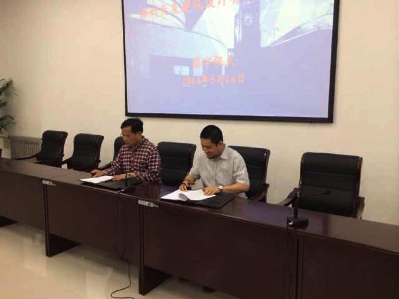 說明: http://m.lylinyun.cn/uploads/allimg/140902/1-140Z22102312J.JPG